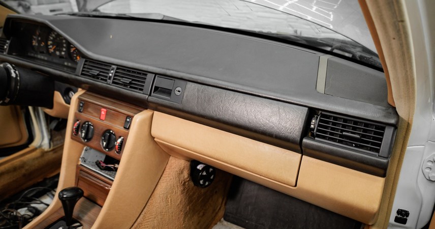 Mercedes W124 Белый — фото работы РефлекТОН